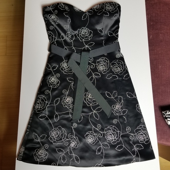 White House Black Market Dresses & Skirts - White House Black Market Strapless Dress Floral